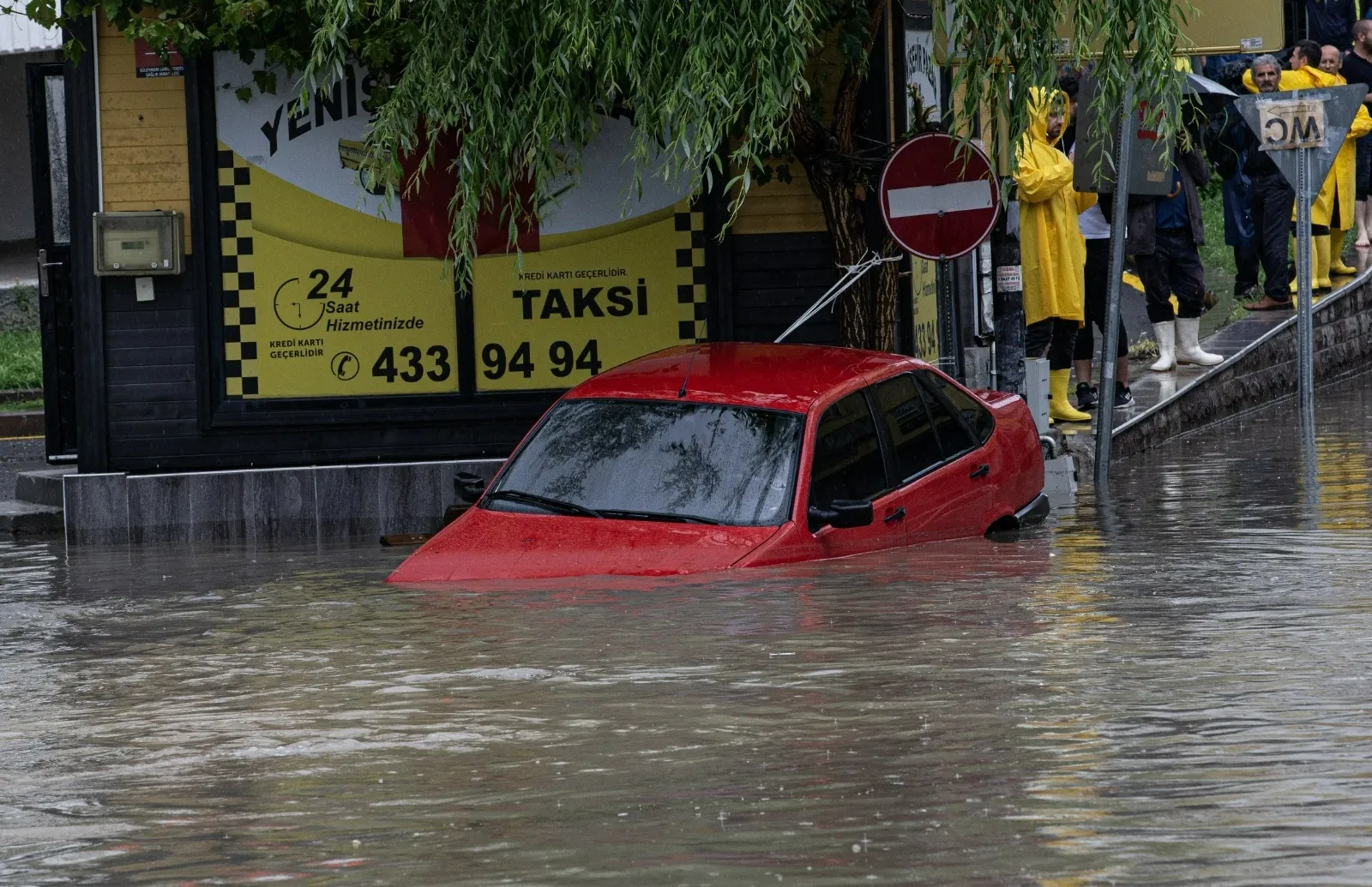Sel sonrası Ankaralılardan Mansur Yavaş'a istifa çağrısı! Başkent rögarlar taştı çok sayıda yeri su bastı