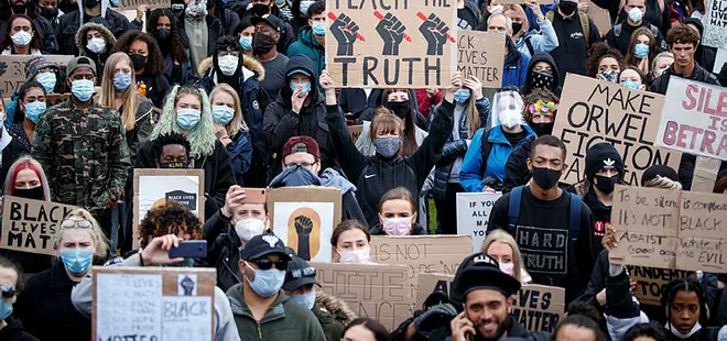 İngiltere’de binlerce kişi ABD Büyükelçiliğine yürüdü