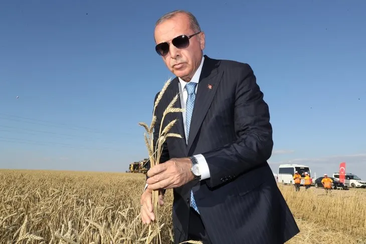 Başkan Erdoğan yerli elektrikli traktörü kullandı