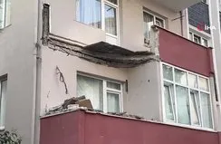 Kartal’da 5 katlı binanın balkonu çöktü!
