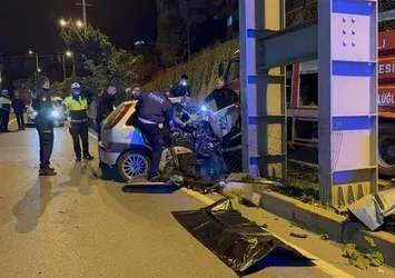 Zonguldak'ta feci kaza! Üst geçide çarpan otomobil ikiye katlandı: 2 kişi hayatını kaybetti