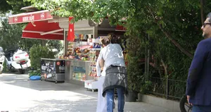 Yolun ortasında böyle öpücüklere boğdu