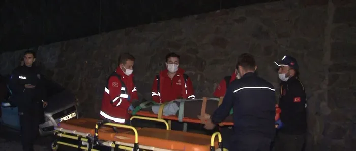 Arnavutköy’de feci kaza! Köpeğe çarpmamak için direksiyonu kırdı öndeki araca arkadan çarptı: 4 kişilik aile yaralandı - 1
