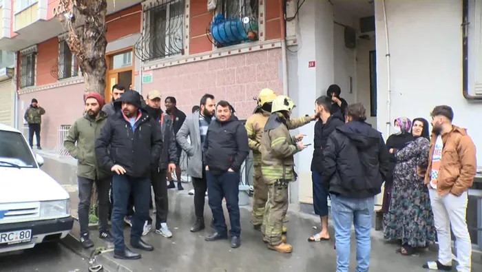 Son dakika: Esenyurt’ta 5 katlı apartmanda yangın - 1