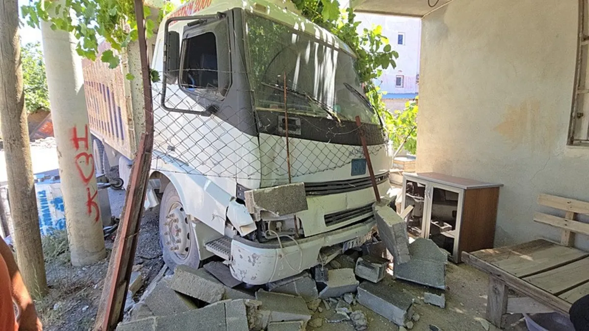 Freni boşalan hafriyat kamyonu bahçe duvarını yıktı