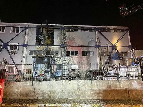 1689305124853.jpeg İstanbul Tuzla'da fabrika yangını! Alevler geceyi aydınlattı - 1