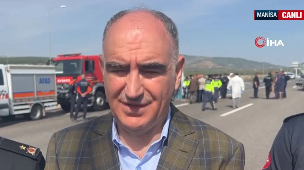 Manisa'da tur otobüsü ile çekici çarpıştı: 11 ölü, 27 yaralı! Manisa Valisi Vahdettin Özkan olay yerinde