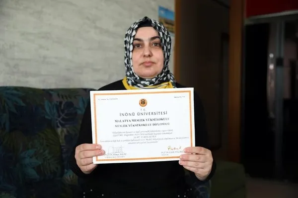 adanada-28-subat-magduru-kadin-yasadiklarini-anlatti-yasak-kalktigi-gun-perugumu-cope-attim-1665208639497.jpeg Adana’da 28 Şubat mağduru kadın yaşadıklarını anlattı! “Yasak kalktığı gün peruğumu çöpe attım” - 3