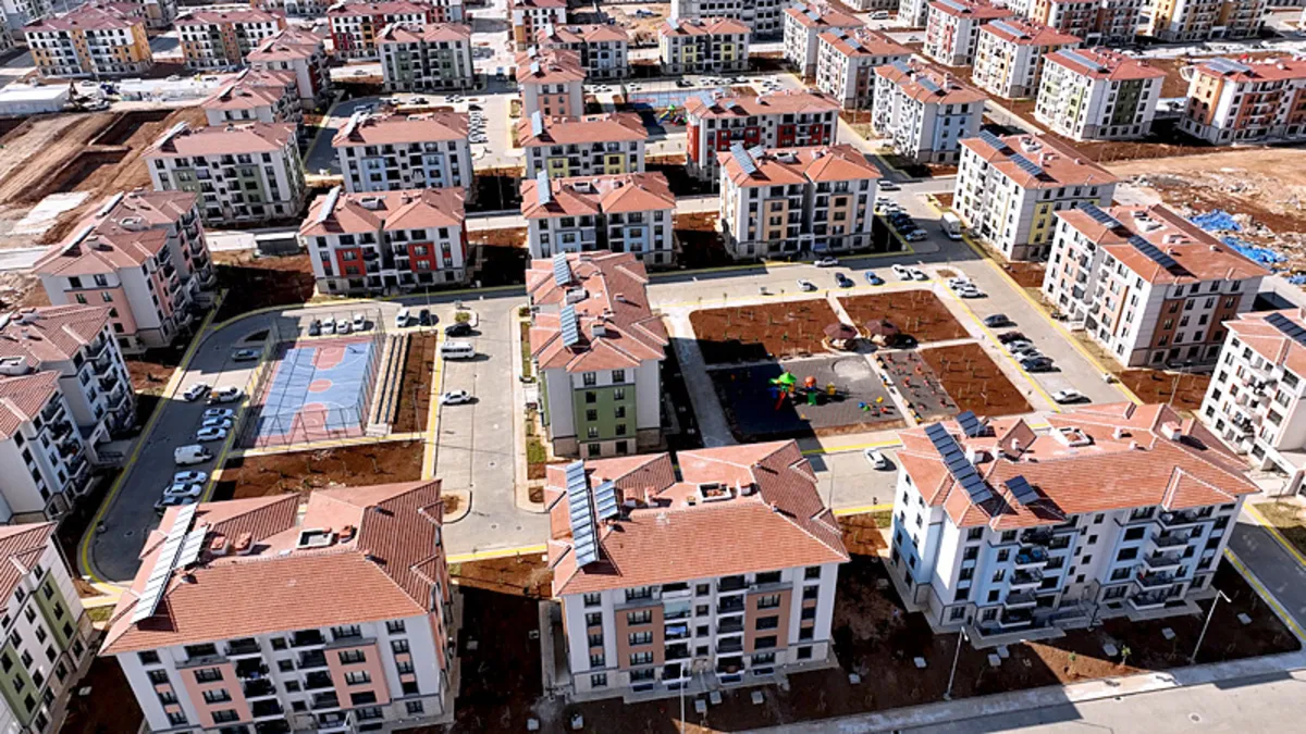 Adıyamanlı depremzedeler yeni yuvalarında: Çamura battık devlet ayağa kaldırdı