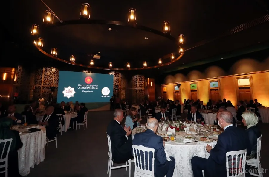 Başkan Erdoğan, Ahlat'taki etkinliklere katılan sanatçı ve gençlerle yemekte bir araya geldi 5