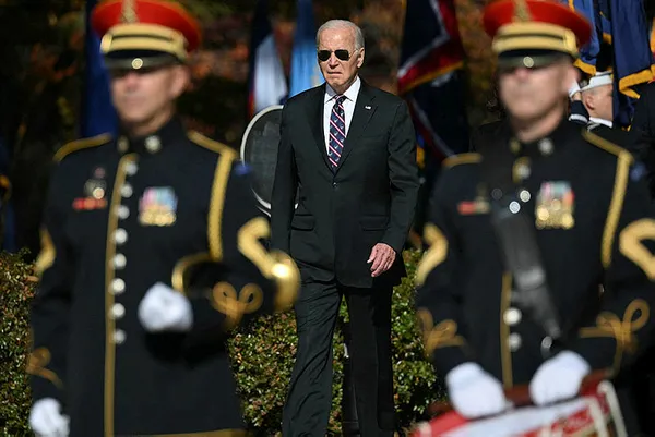 saskin-biden-yine-gundem-oldu-arlington-ulusal-mezarligini-ziyaretinde-1699773297684.jpg Şaşkın Biden yine gündem oldu! Arlington Ulusal Mezarlığı'nı ziyaretinde… - 2