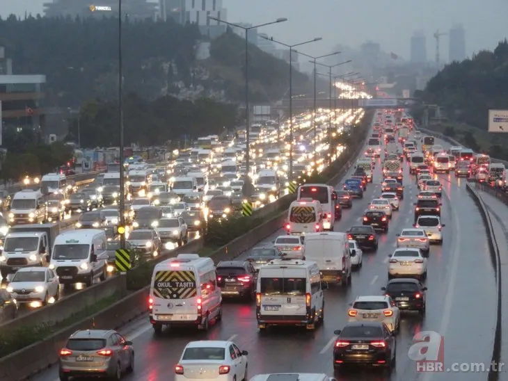 İstanbul haftaya trafik yoğunluğuyla başladı