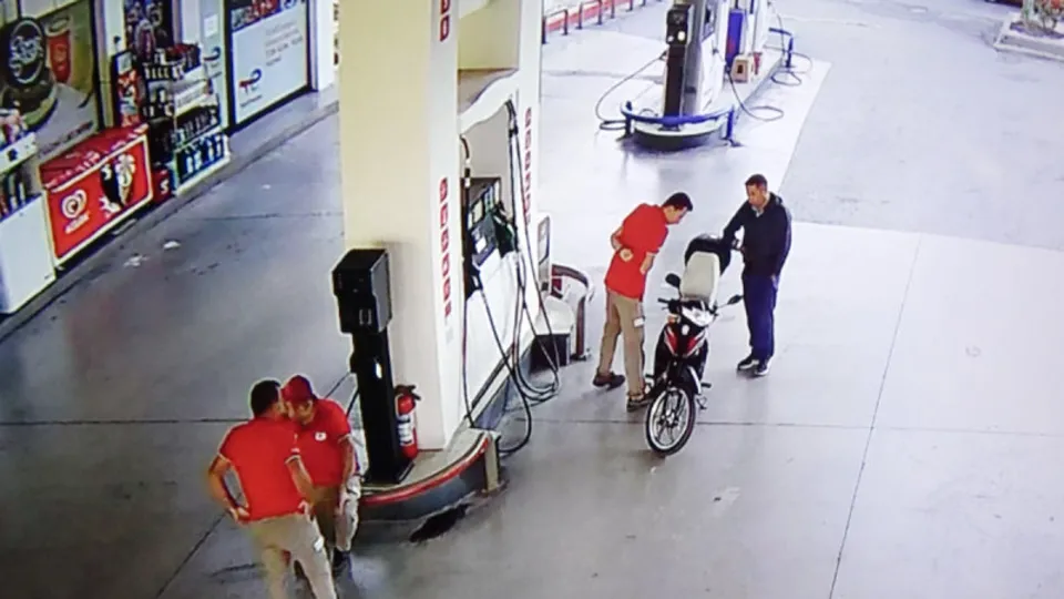 Akaryakıt istasyonunda panik! Yakıt almak için girdi… Motosikletin selesinden çıkan şoke etti
