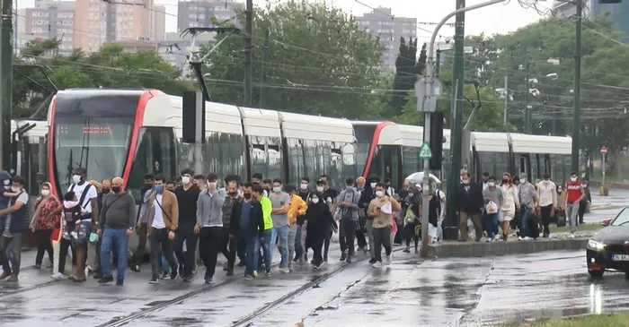 Son dakika: Tramvay yolunda kaza: Seferler aksadı! Yolcular yürüdü - 3