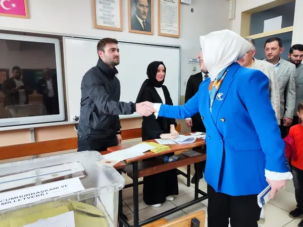 1684073491004.jpg Sakarya'da İYİ Partili görevlilerden AK Parti Milletvekili adayı Çiğdem Erdoğan Atabek'e saldırı - 3