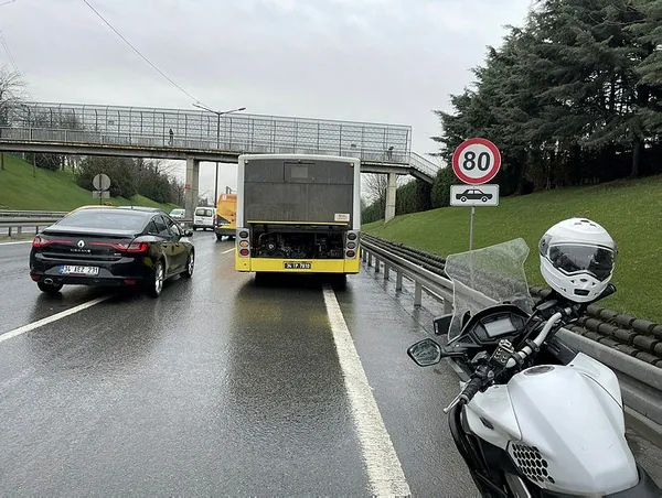 Son dakika: Arıza yapan İETT otobüsü trafiği aksattığı - 1
