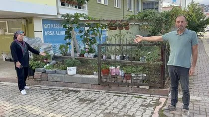 Çiçeklere çamaşır suyu döktü! Uyarılınca baba-oğulu darp etti | O anlar kamerada