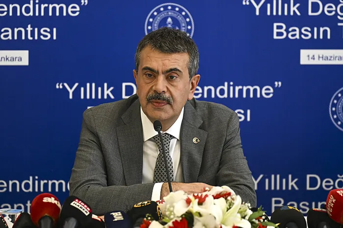 milli-egitim-bakani-yusuf-tekinden-uygunsuz-kiyafet-gerginligine-iliskin-flas-aciklama-yasanmasini-istemedigim-1718364553041.jpg Milli Eğitim Bakanı Yusuf Tekin'den uygunsuz kıyafet gerginliğine ilişkin flaş açıklama: Yaşanmasını istemediğimiz bir olaydı gereken yapılacak - 4
