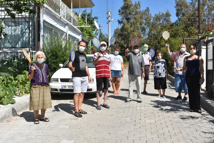 İzmir’de kanalizasyonsuz mahallede raketlerle sinek avına çıkıyorlar