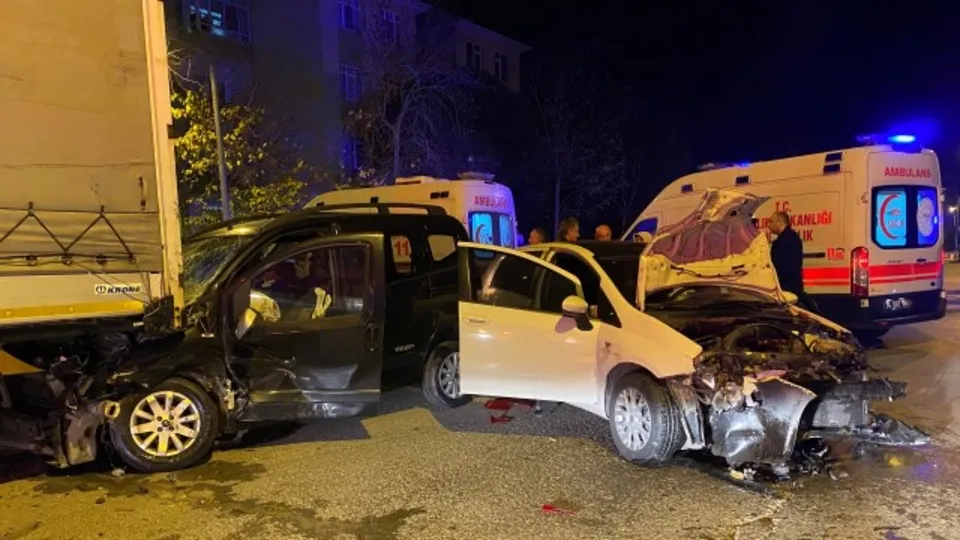 İstanbul'da feci kaza! Park halindeki TIR'ın altına girdi
