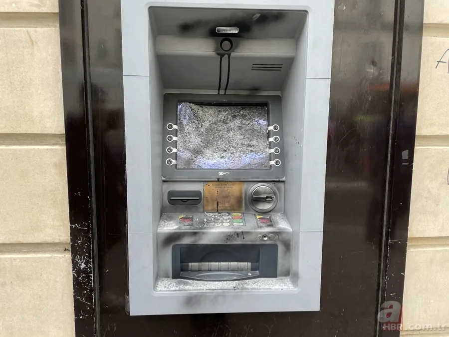 Fransa’da 140 bin kişilik gösteri! Hayat pahalı! “MACRON = PİNOKYO” 21