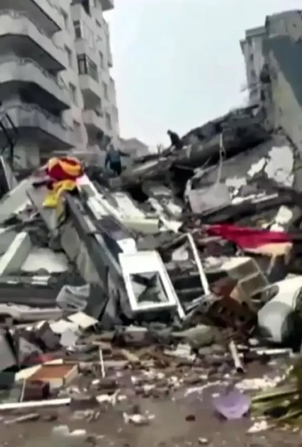 ezgi-apartmani-davasinda-flas-gelisme-2-sanik-hakkinda-kirmizi-bulten-talebi-1709338054330.jpeg Asrın felaketinde 35 kişiye mezar olmuştu! Ezgi Apartmanı davasında 2 sanık hakkında kırmızı bülten talebi - 2