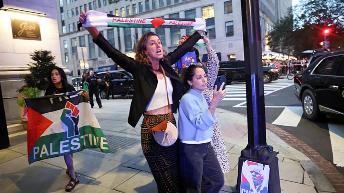 Trump'a gittiği restoranda Gazze şoku! "Filistin'e özgürlük!"