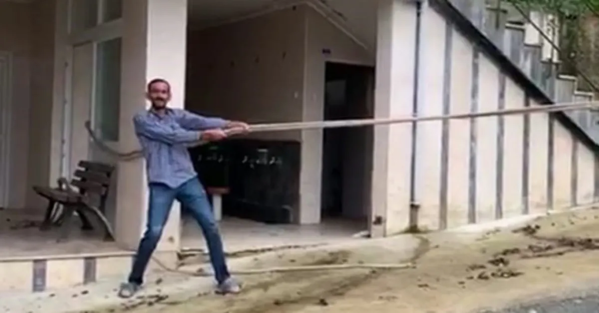 Rize'de esnaftan ilginç sel çözümü! Dükkanını iple...
