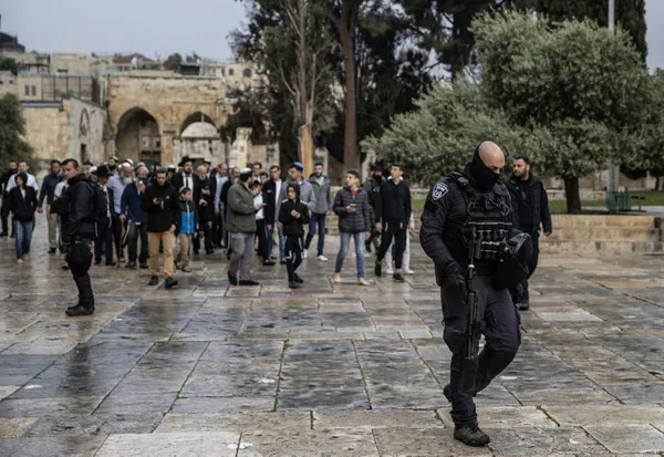İşgalci İsrail Fanatik Yahudilerle Mescid-i Aksa’yı bastı