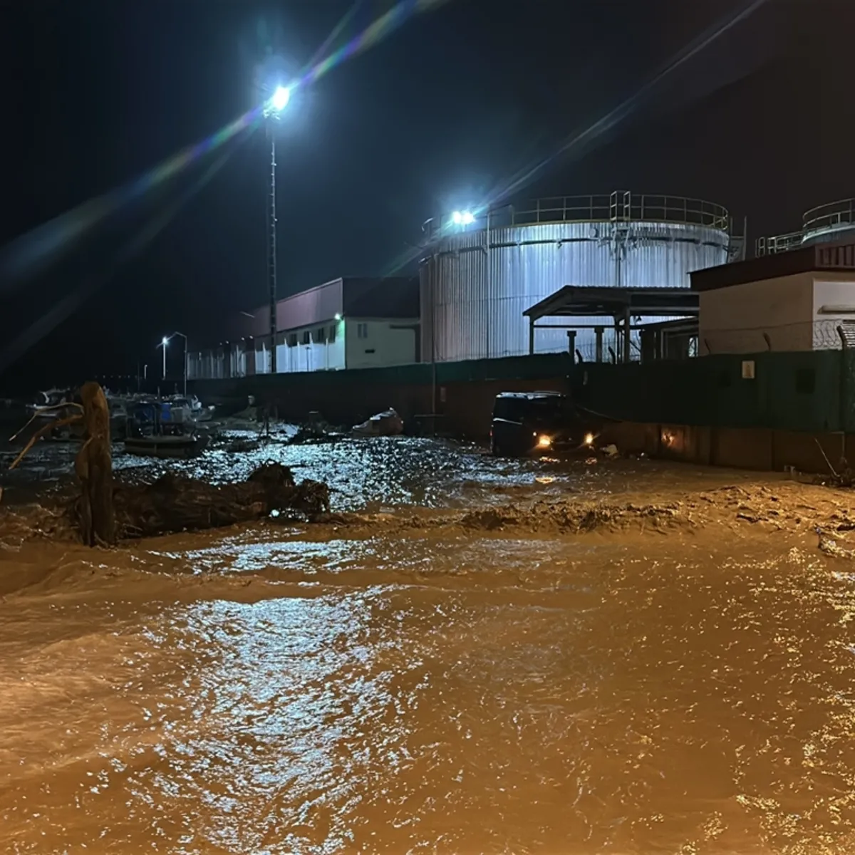 Çanakkale'de Kepez Çayı taştı! Tekneler zarar gördü