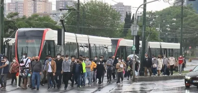 Son dakika: Tramvay yolunda kaza: Seferler aksadı! Yolcular yürüdü