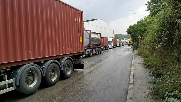 Son dakika: Aşırı yağış D-100 Karayolu'nu sulara gömdü! Çift yönlü trafiğe kapandı - 1