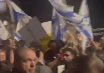 Binlerce İsrailliden Netanyahu'nun evinin önünde protesto! Tüm dünya Filistin için sokaklara döküldü