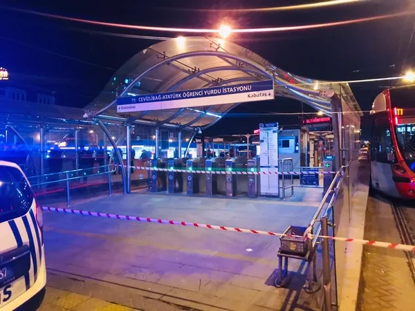 istanbulda-tramvay-yoldan-cikti-seferler-yapilamiyor-1678392812286.jpg İstanbul'da tramvay yoldan çıktı! Seferler normale döndü - 1