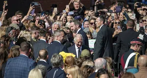 Prens Charles tek kelime etmeden hemen kaçtı