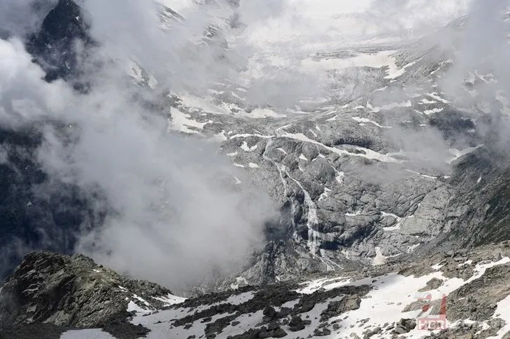 Alpler’de ilginç doğa olayı! Pembeleşmeye başladı