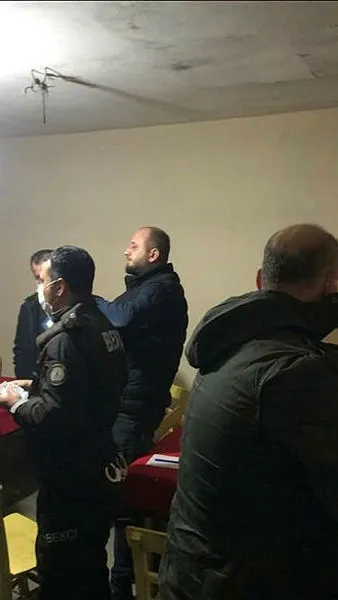Adana'da evi kumarhaneye çevirmişler! 16 kişiye ceza kesildi - 3