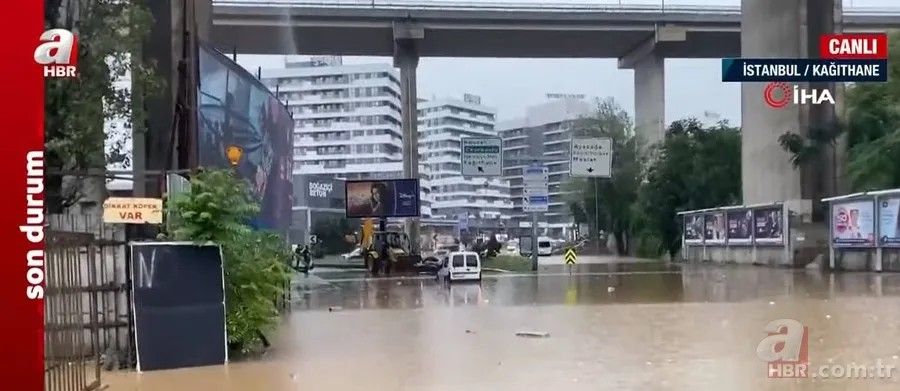 İstanbul'u sağanak vurdu! Yollar göle döndü, araçlar sulara gömüldü | Eminönü'nde dükkanları su bastı | Beykoz'da istinat duvarı çöktü 18