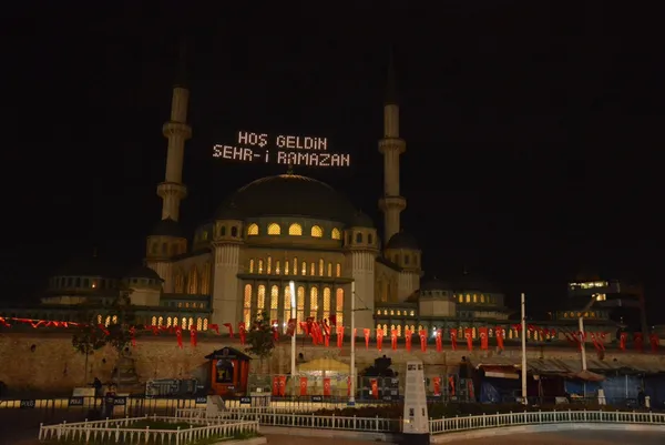 1619038265681.jpg Taksim Camii mahyalar ile süslendi! Kartpostallık görüntüler... - 5