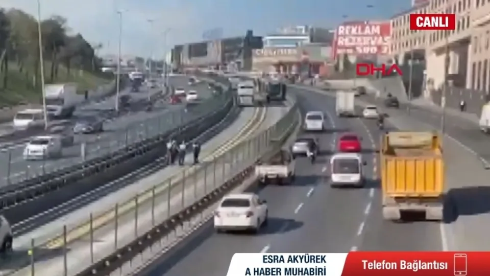 Sefaköy’de metrobüs kazası! Ulaşımda aksama