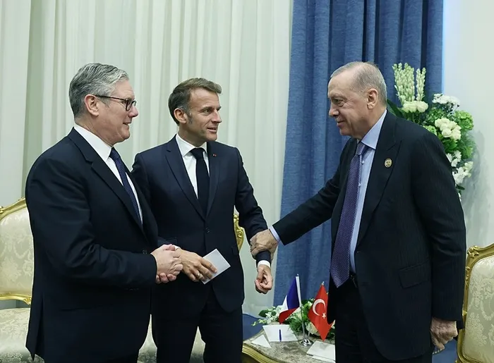 baskan-erdogandan-misirdaki-gazze-zirvesi-sonrasi-flas-mesajlar-1760429693108.jpeg Erdoğan, SDG konusunda Suriye ile temasların sürdüğünü belirtti. (A Haber arşiv)