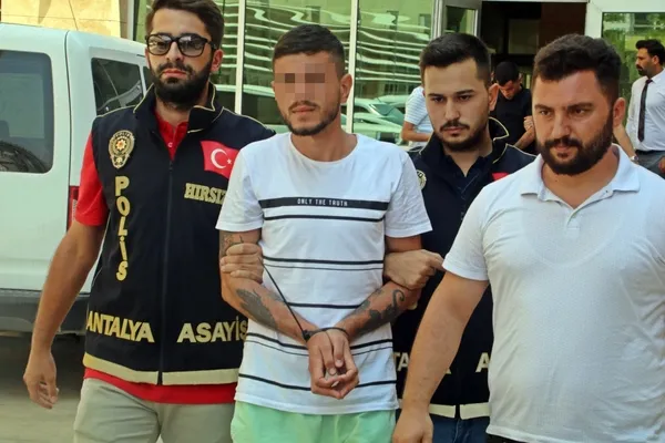 antalyada-milyonluk-vurgun-suphelilerden-kuscu-lakapli-olaninin-yayinladigi-mesaj-soke-etti-1661173182064.jpg Antalya’da milyonluk vurgun! Şüphelilerden ‘kuşçu’ lakaplı olanının yayınladığı mesaj şoke etti - 1