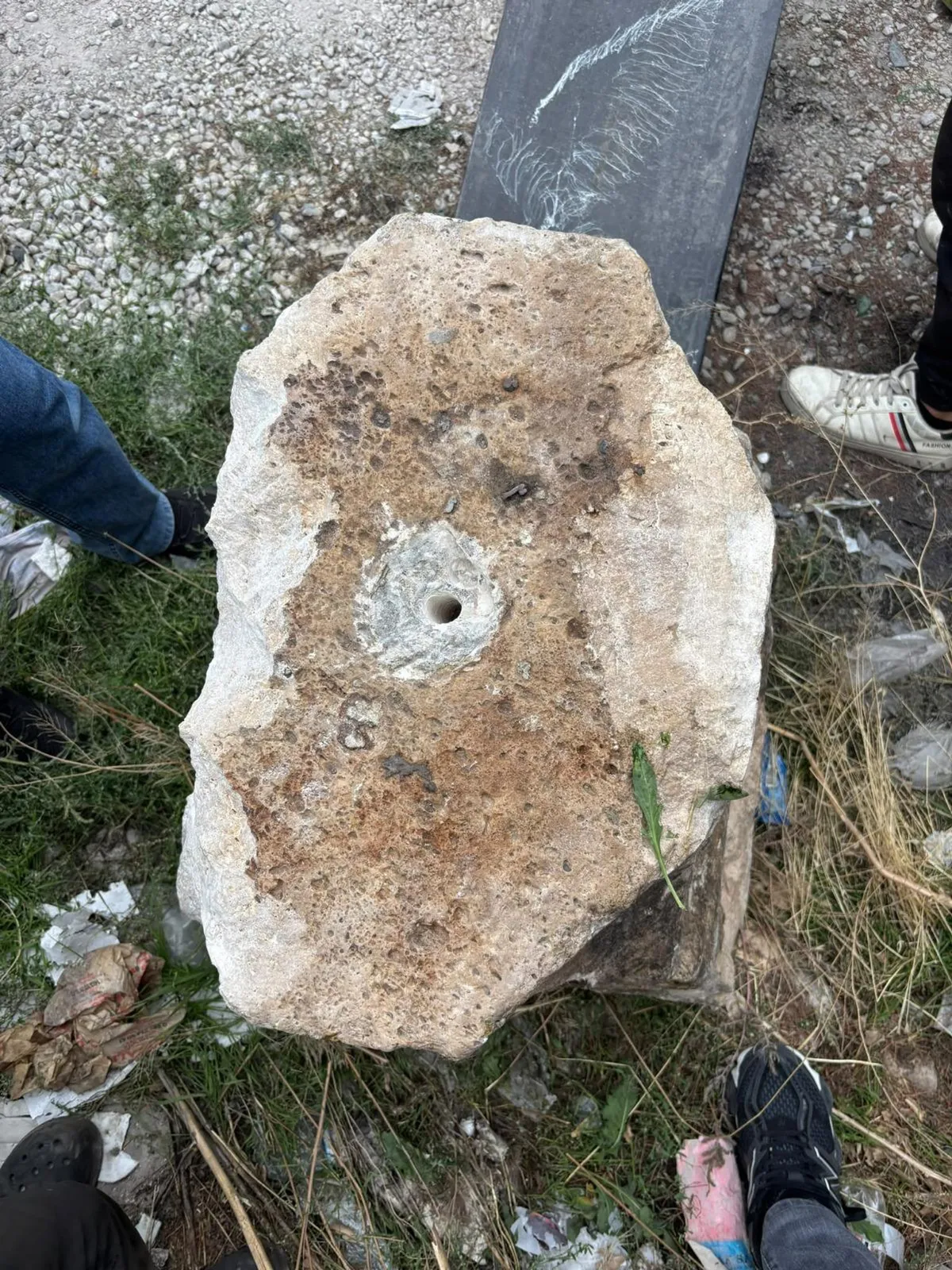 1792493840667.jpg Konya'da akılalmaz hırsızlık: Cami önündeki heykel kaidesini kepçeyle çaldılar - 2