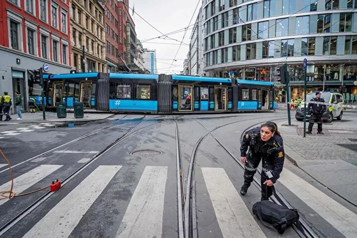 Oslo’da bir tramvay raydan çıktı mağazaya daldı!