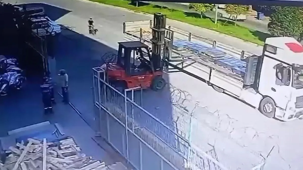 Bisikletiyle forklifte çarpan çocuk hastaneye kaldırıldı