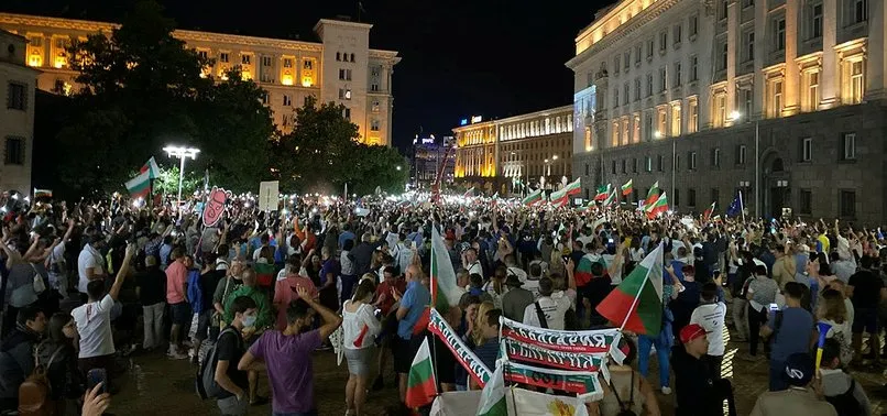 Bulgaristan'da siyasi kriz sürüyor | Binlerce kişi Boyko Borisov hükümetini istifaya çağırdı