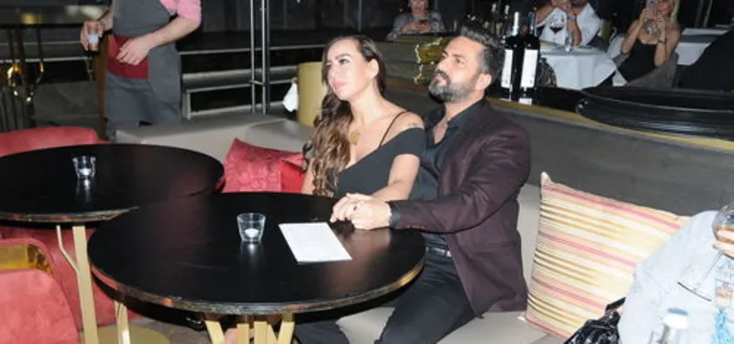 Oryantal Asena ile evli sevgilisi el ele