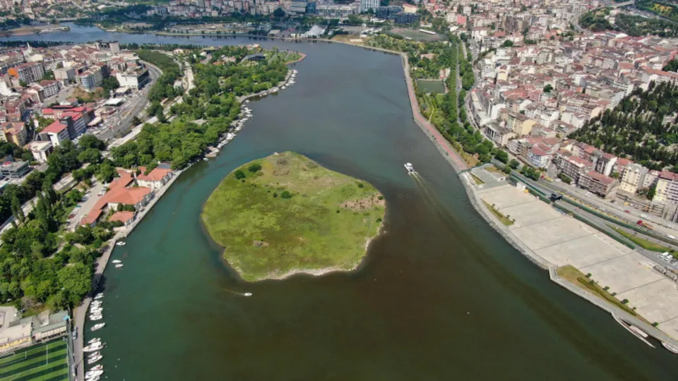 Haliç 90'lara geri döndü: Çöp ve çamura boğuldu!