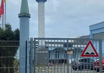 Almanya'da camiye çirkin saldırı! Kapısına domuz başı asıldı