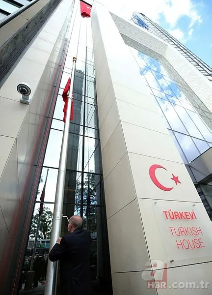 Başkan Erdoğan Türkevi’nin gönderine Türk Bayrağını böyle çekti